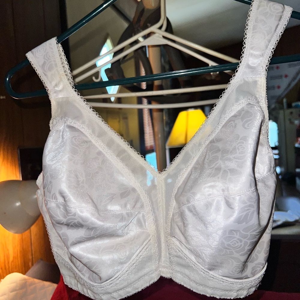 Elegant White Lace Bra Playtex size 38 D